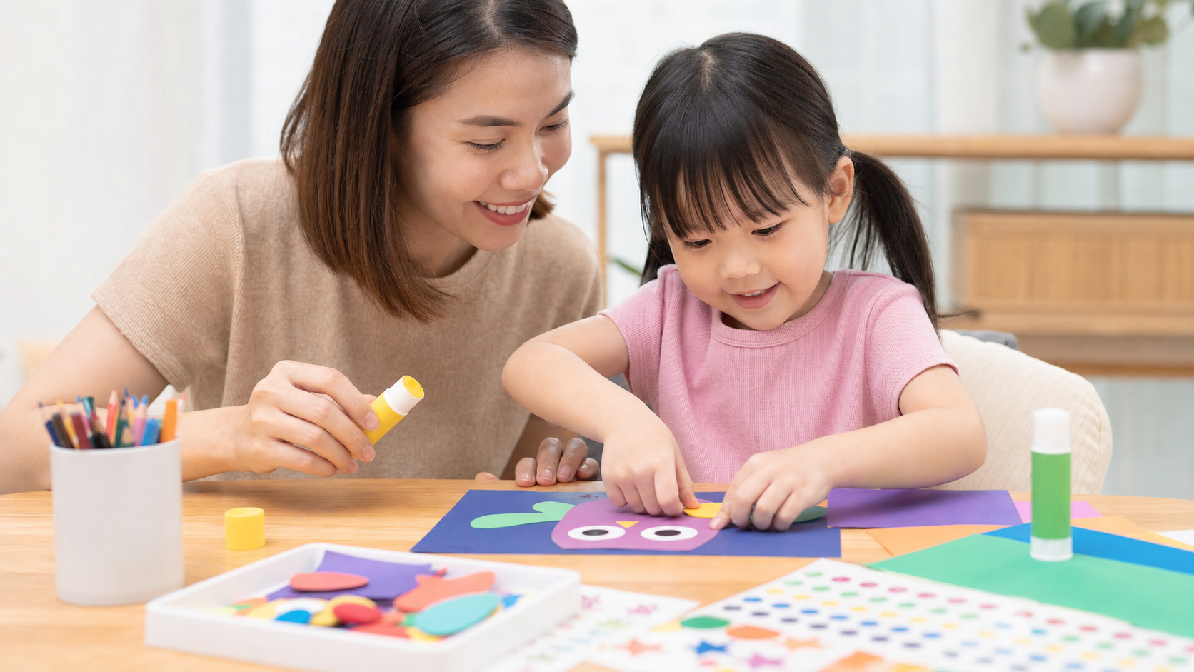 Bé dán giấy màu trong hoạt động thủ công DIY cùng mẹ