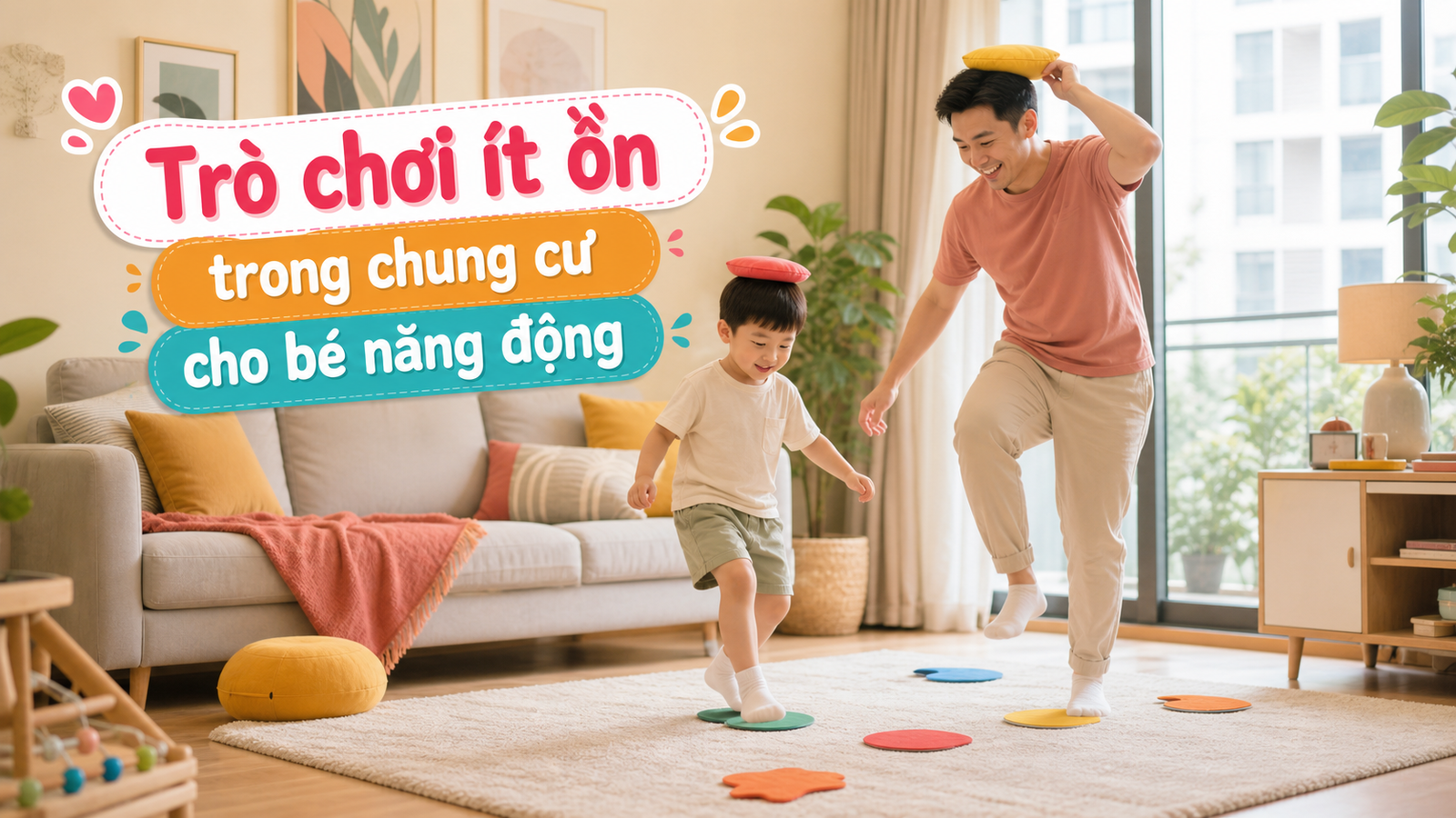 Bé chơi trò vận động ít ồn trong phòng khách chung cư với bóng mềm và mẹ quan sát