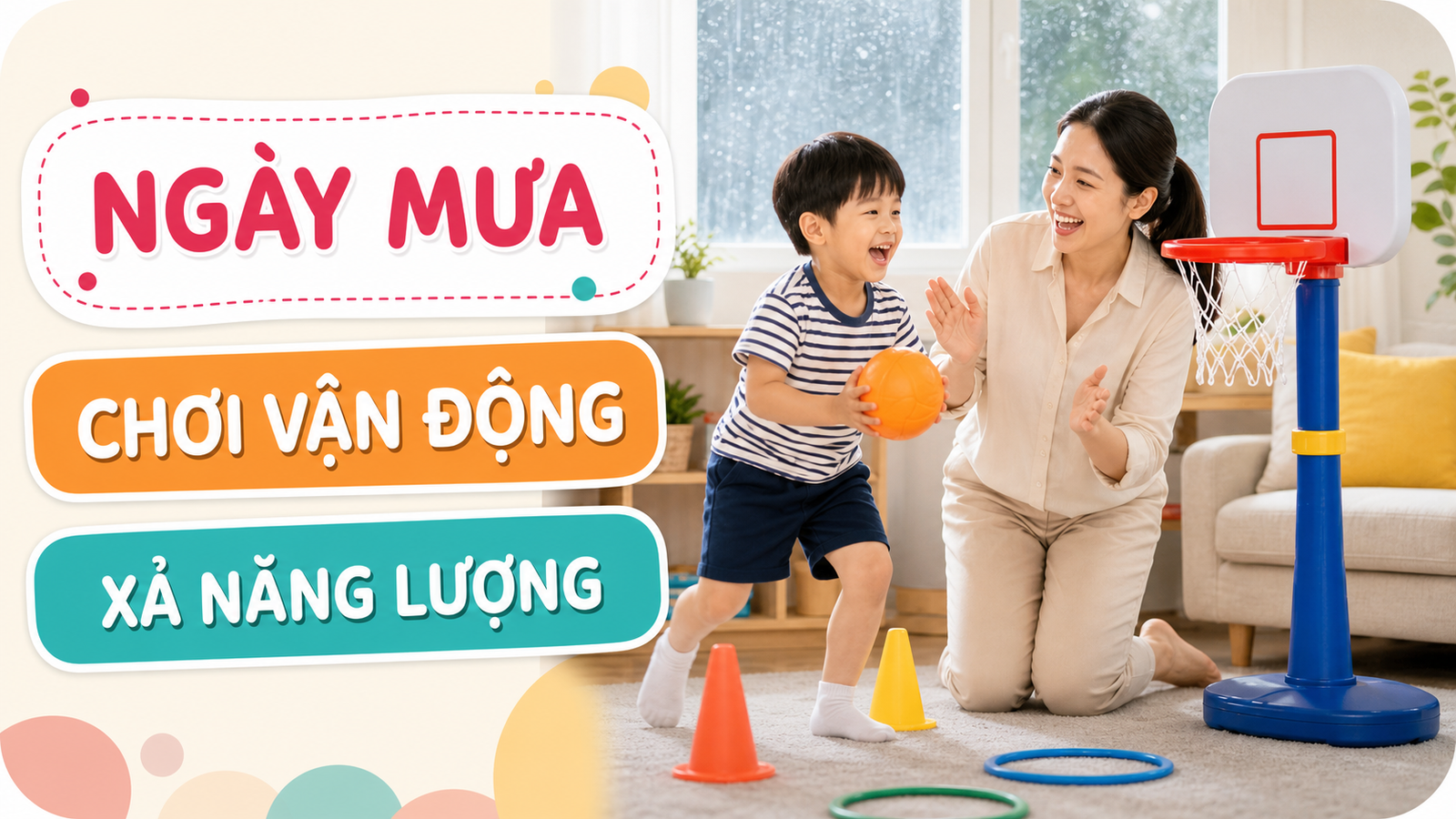 Bé chơi đồ chơi vận động trong nhà vào ngày mưa dưới sự quan sát của phụ huynh