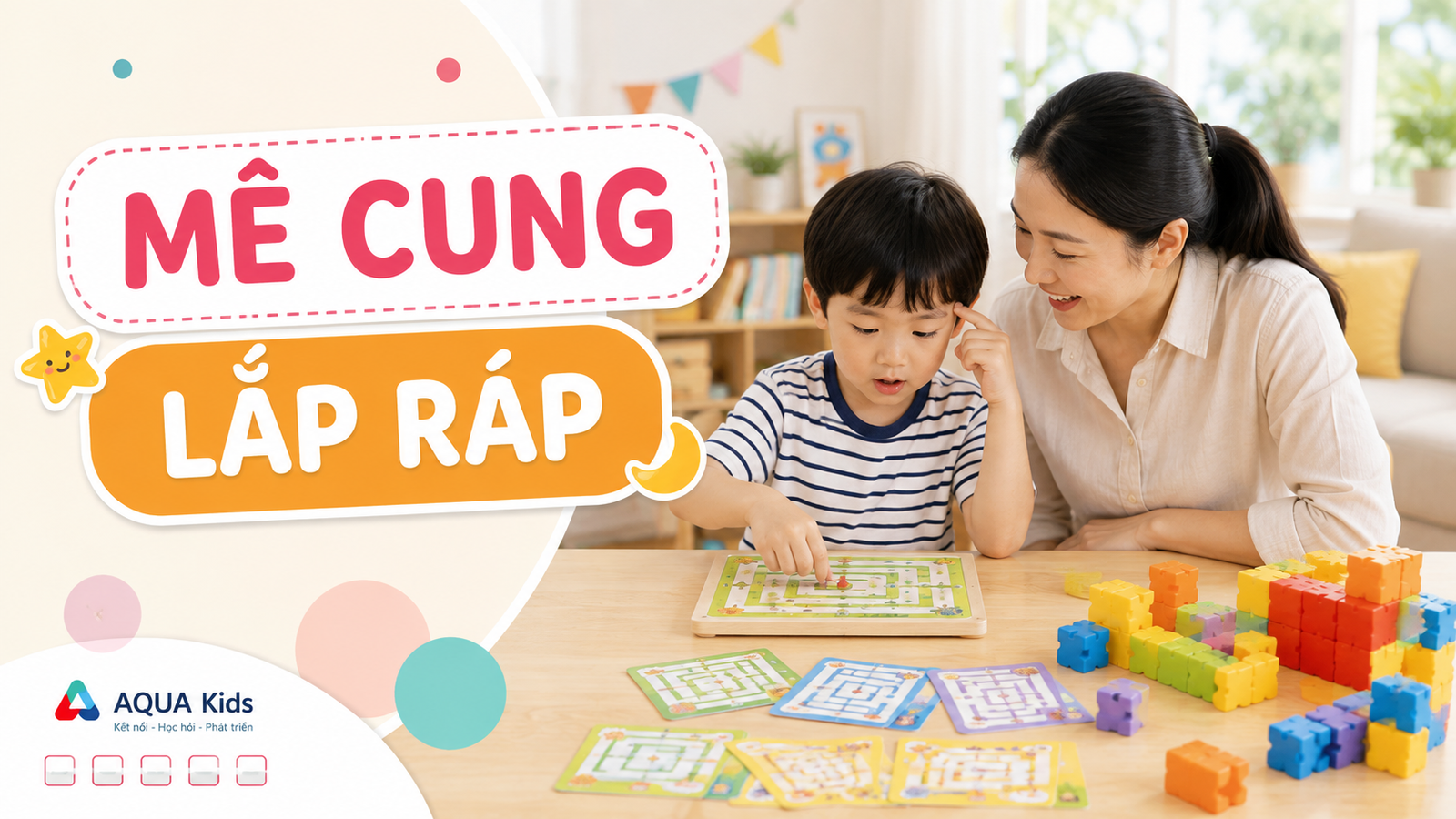 Mẹ và bé chơi mê cung, thẻ câu đố và khối lắp ráp trên bàn