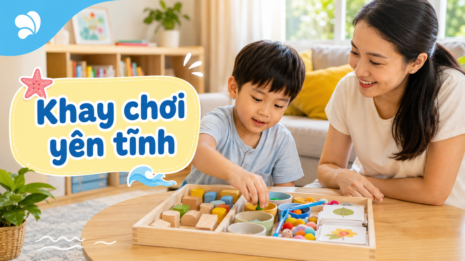 Mẹ quan sát bé chơi khay yên tĩnh với khối gỗ, thẻ tranh và đồ phân loại màu