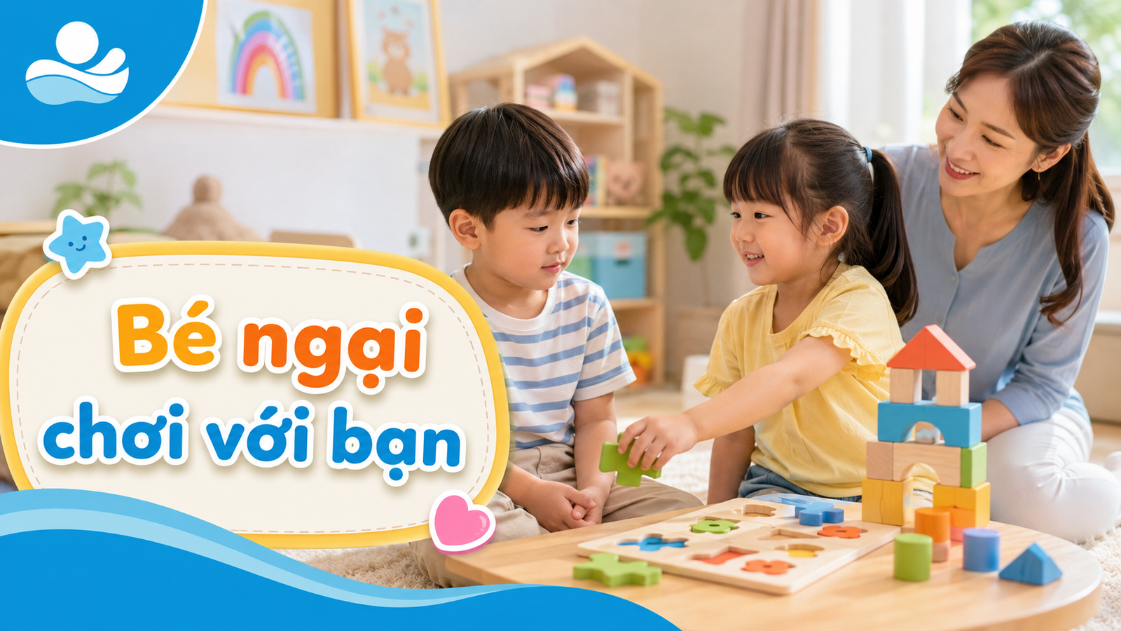 Hai bé tập chơi chung bằng khối gỗ trong góc chơi có người lớn quan sát