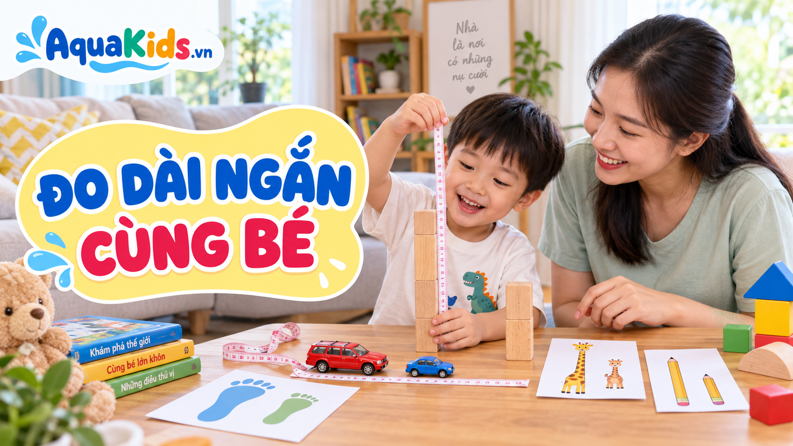Mẹ và bé dùng thước dây, khối gỗ và đồ chơi để so sánh dài ngắn tại bàn chơi