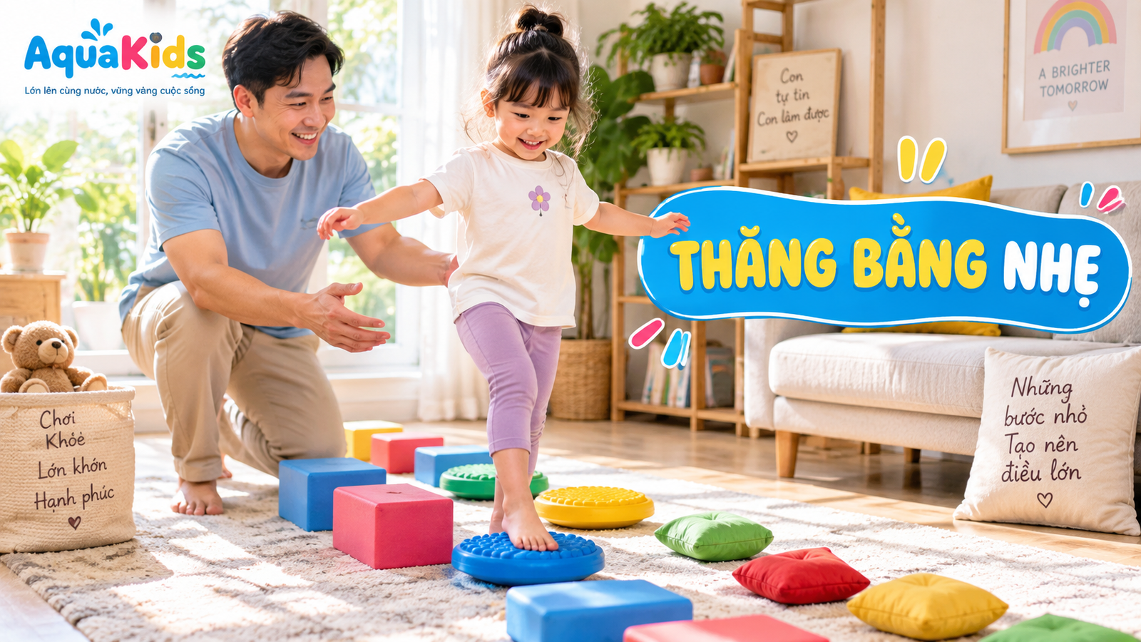 Bố quan sát bé đi trên đường thăng bằng mềm trong phòng khách