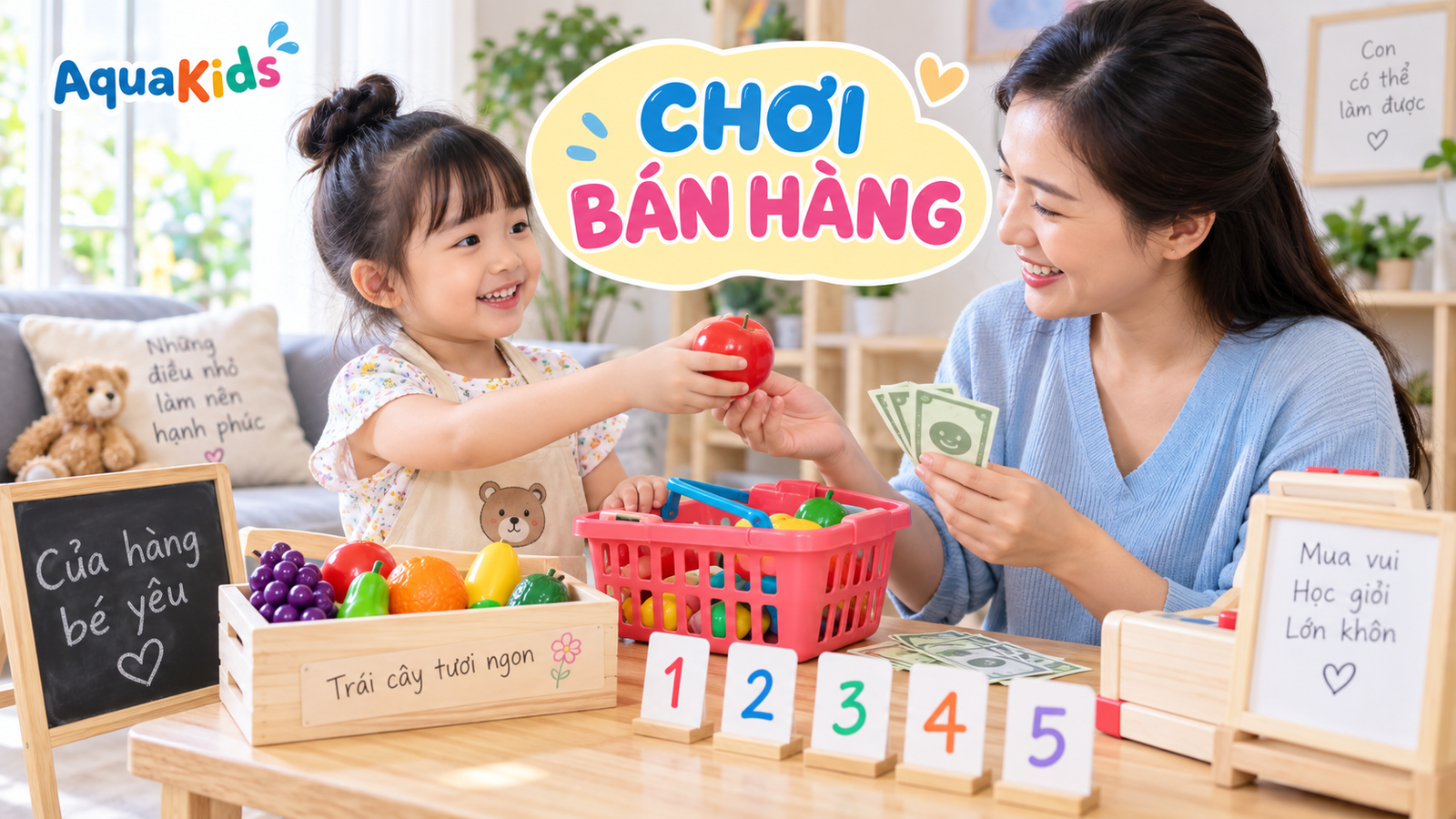 Mẹ và bé chơi bán hàng giả vờ bằng giỏ đồ chơi, trái cây và thẻ số