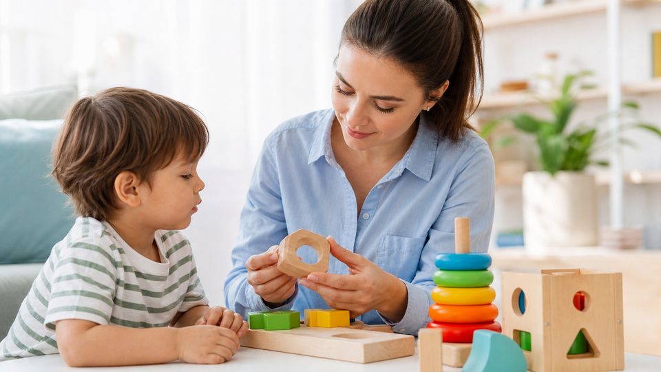Phụ huynh chuẩn bị hoạt động cách dạy bé biết chờ đến lượt khi chơi cùng bạn cho bé độ tuổi của bé trong góc chơi an toàn